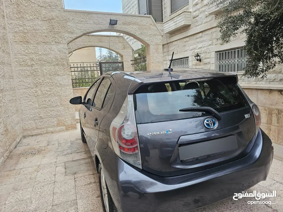 تويوتا بريوس C  بحالة جيدة للبيع
