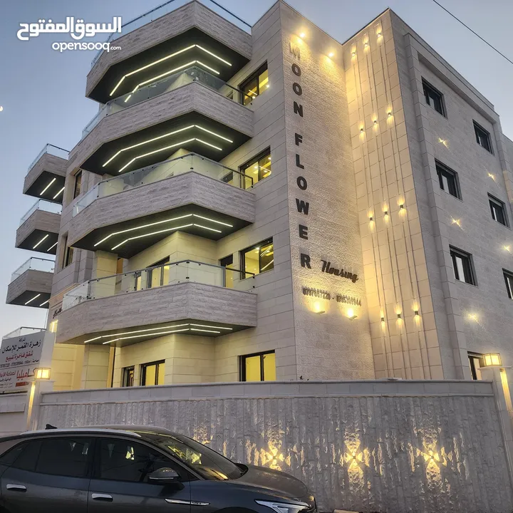 شقة طابق ثالث مع روف في مشروع زهرة القمر بإطلالة رائعة وتشطيبات عالية الجودة في موقع مميز