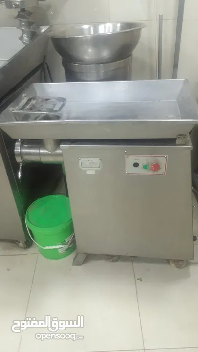 عدة مطعم للبيع مستعملة بحالة ممتازة جدا  البيع بداعي السفر..................................
