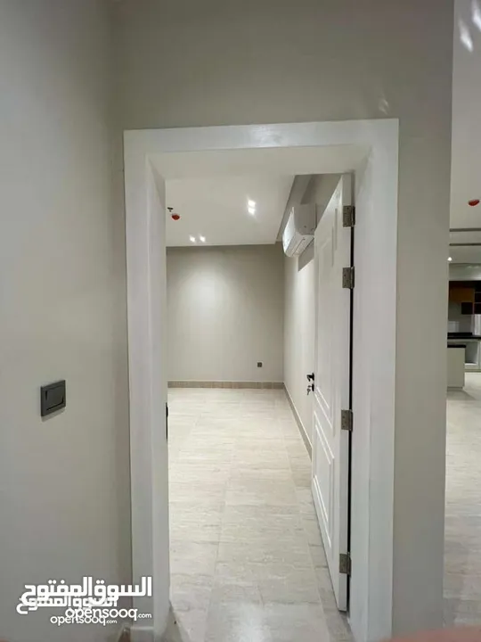 ثلاث غرف وصالة ومطبخ للايجار القاسمية تكييف مركزي مصعد موقف سياره خاص للشقة الطابق 12