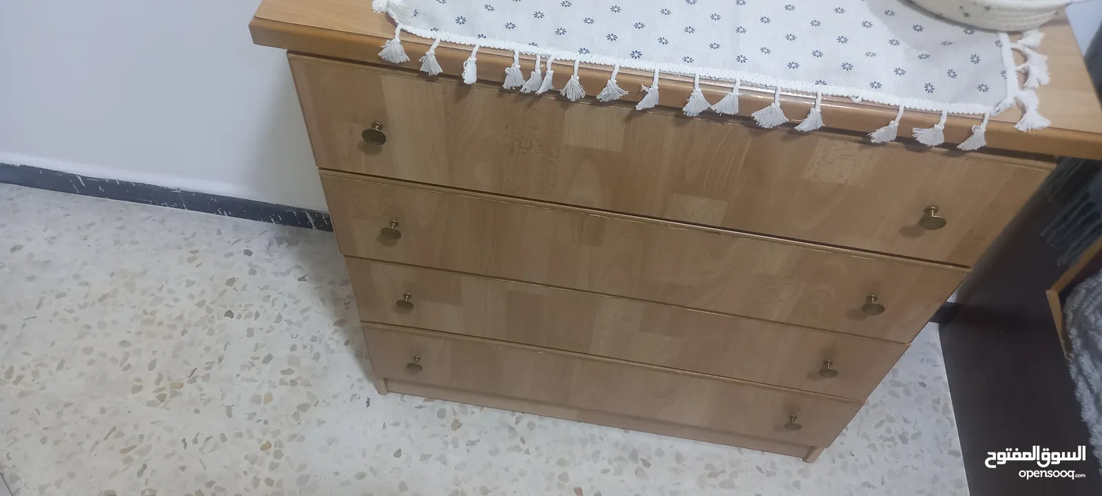 تواليت لون عسلي بحاله ممتازه