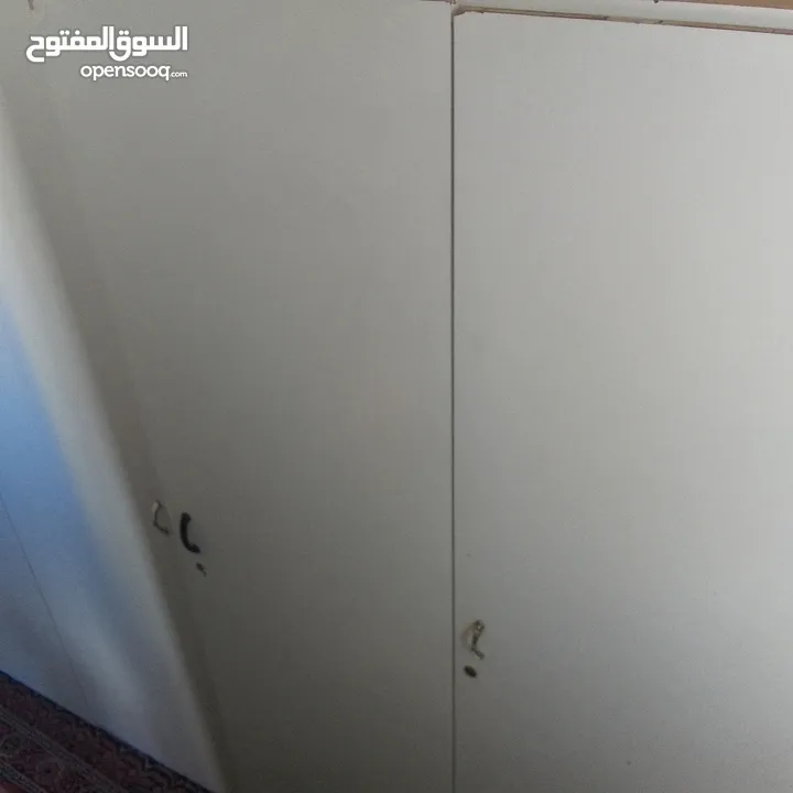 خزانه اربع ضرفات خشب لاتيه ولا شخط فيها ممتازه للبيع