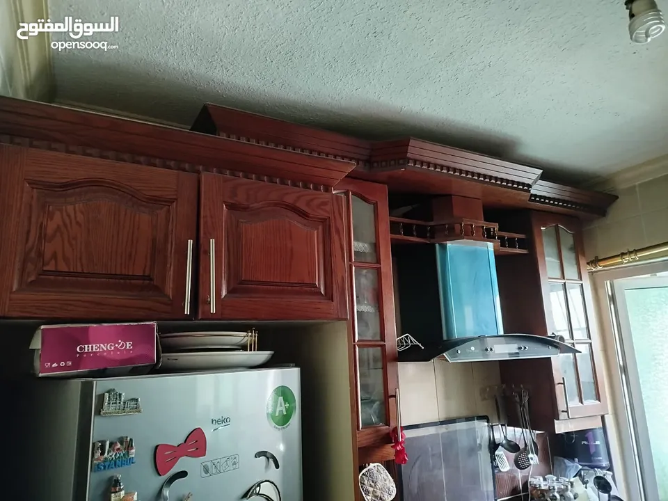 شقة للبيع في ماركا الجنوبية نادي السباق شيك المطار 3 غرف ومطبخ خشب بلوط وصالون و2 حمام وحماية راكبه