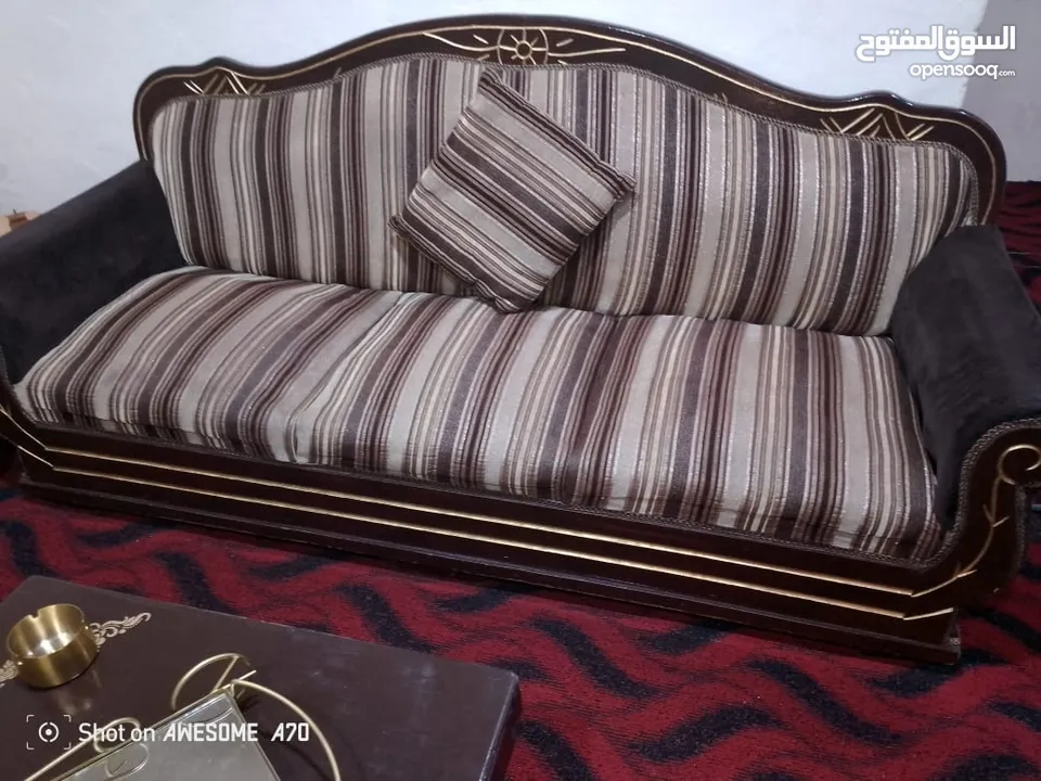 متاح طقم كنب 9 مقاعد مع 3 طاولات بحالة جيدة للبيع اقرء الوصف