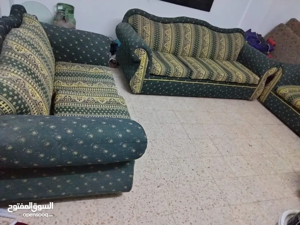 طقم كنب مستعمل مع كفر خمري للبيع 7 مقاعد  ثلاثية وثنائية ومفردتين مع طاولتين