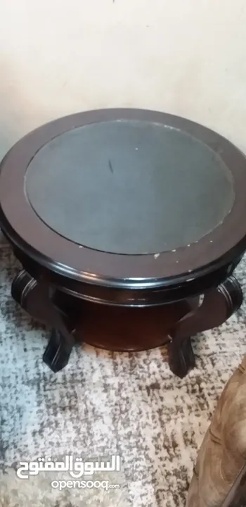 طربيزات غرفه جلوس واحده كبيره واثنتان صغار بحاله جيده