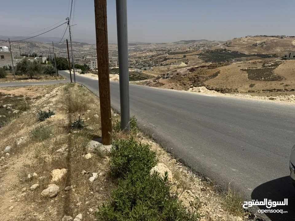 أرض مطلة اطلالة لا يمكن إغلاقها بين صافوط والجبيهة تصلح لبناء فيلا محاطة بفلل على شارعين كل الخدمات