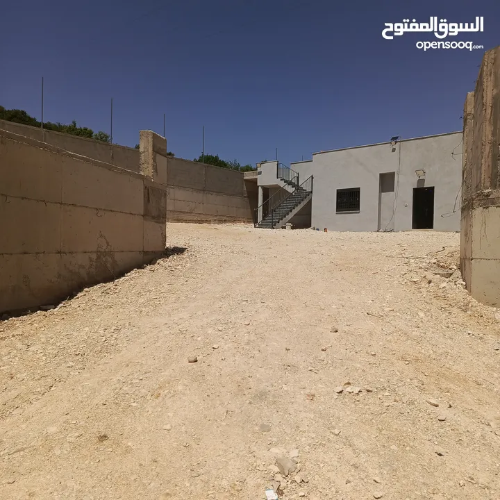 للبيع في عابود شاليه مساحة واسعة