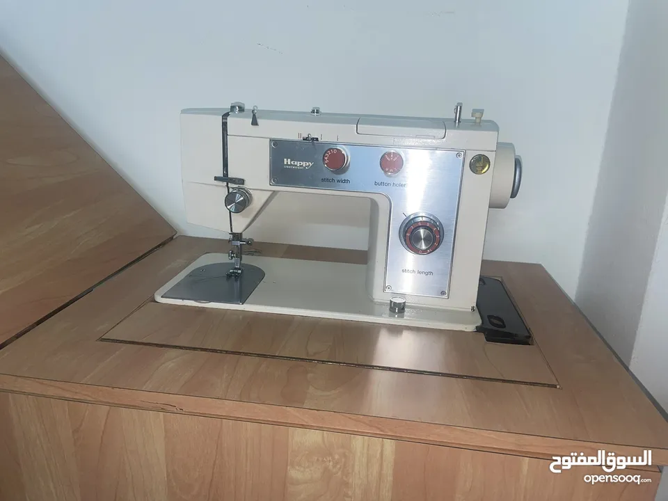ماكينة خياطة مع طاولة