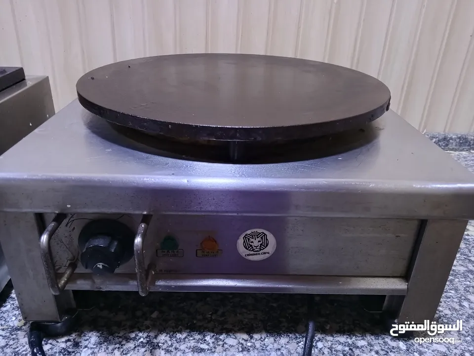 عدة وافل وكريب و ماكينة بوظة على الصاج وثلاجة ومطبخ لاتيه وفلتر ونثريات