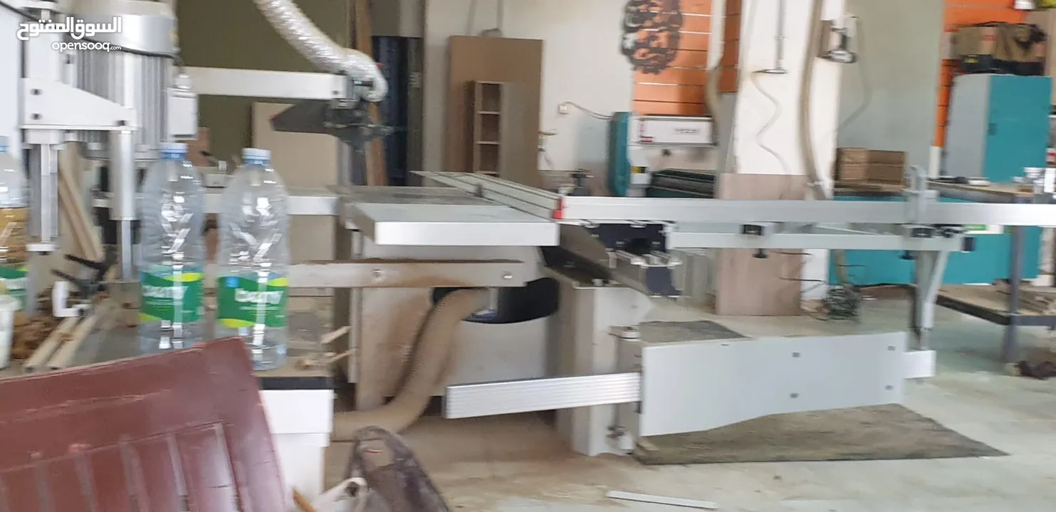 مشغل و منجرة  بابين مساحة مع السدة 250 م مجهزة بالكامل و شغاله  و ساعة كهرباء 3 فاز صناعي
