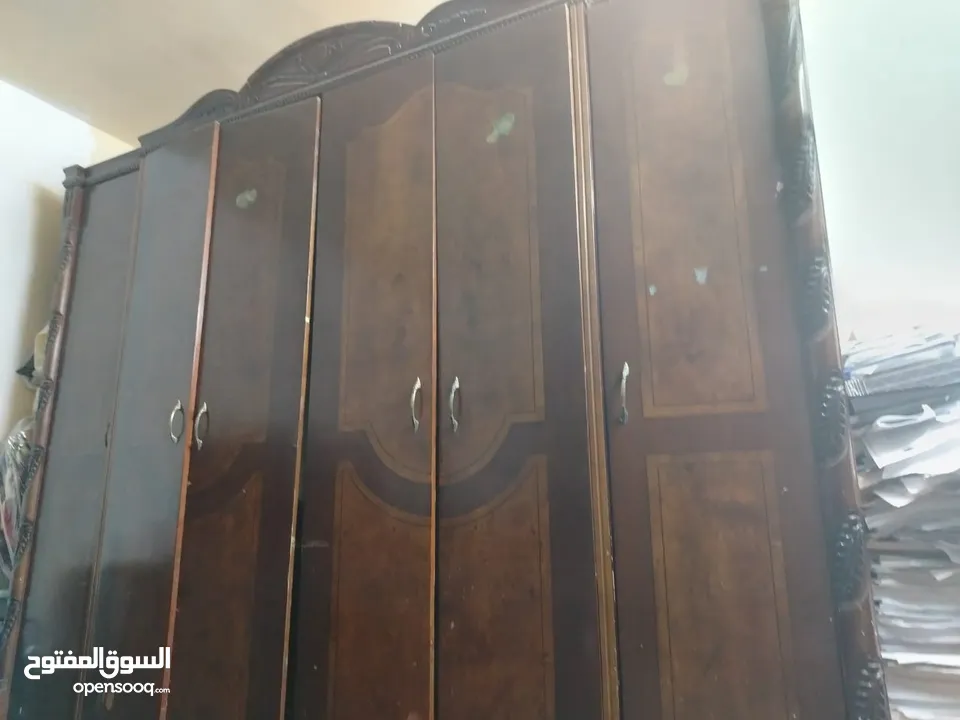 غرفة نوم تفصيل - خزانة 6 ضرف خشب لاتيه - مع سرير مع 2 طاولات جانبية + مراة