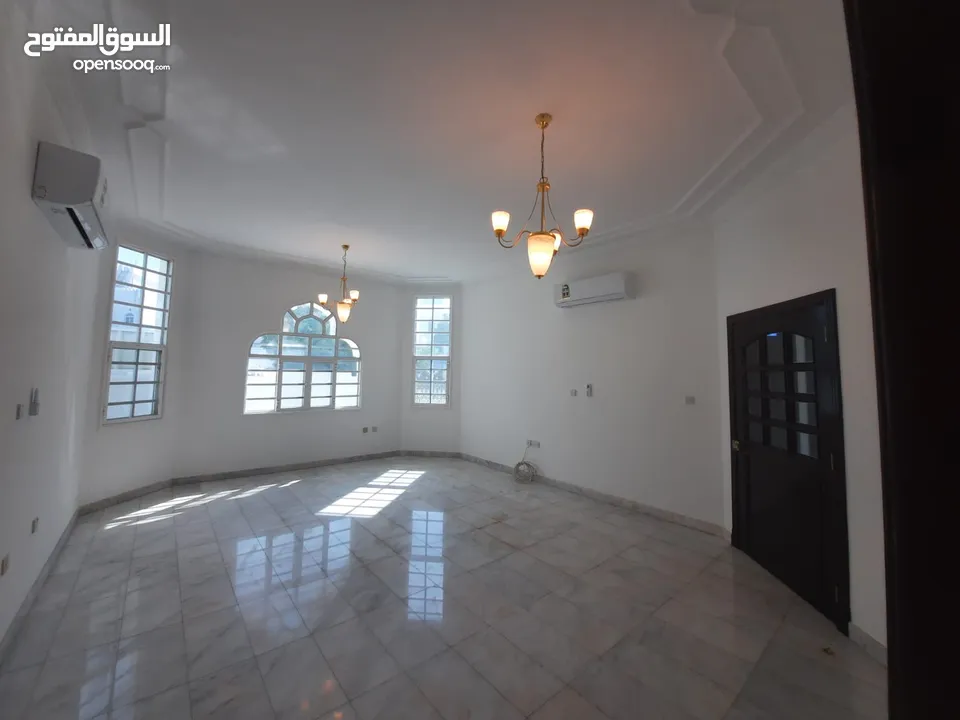 5 BR Well Maintained Villa for Rent – Shatti