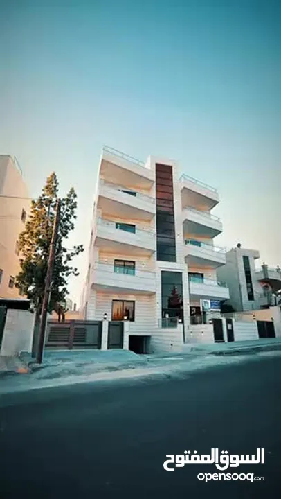 اخير مع روف مساحة 195 م