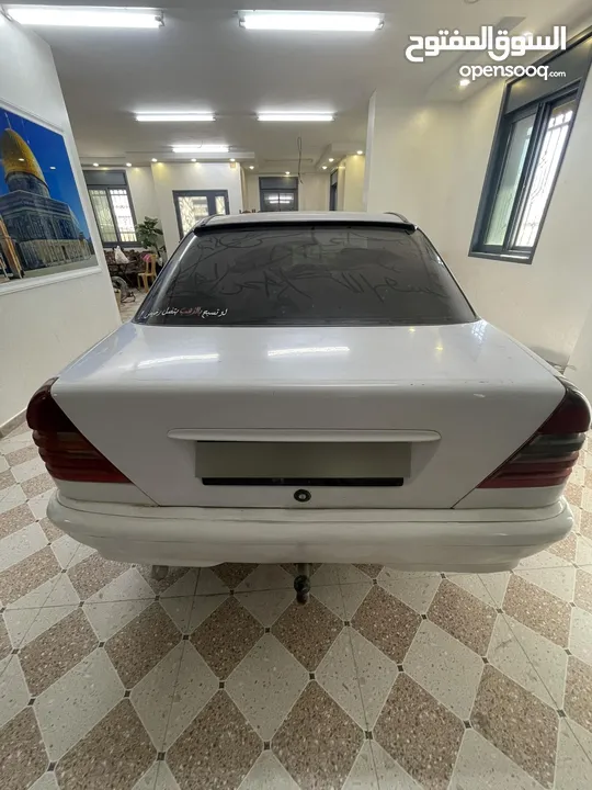 مرسيدس شبابية W202 / C220 1996 سيارة مصروفها ؟؟ — ممتاز جدا  / لون ابيض سادة