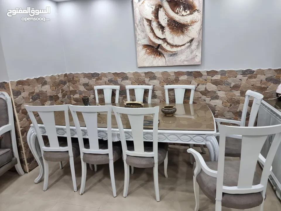 غرفة ضيوف مع طاولة سفرة خشب زان ممتاز