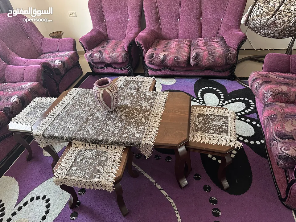 غرفة ضيوف كاملة كنب وطاولة وسجاد وعش وبرادي وثريا