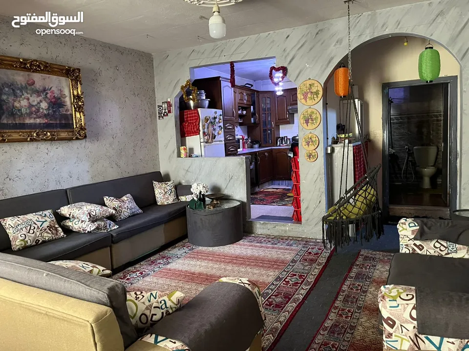 منزل عائلة مستقل طابق ثاني مدخل مشترك للبيع بسبب الرحيل مع عفش واثاث ومطبخ كامل
