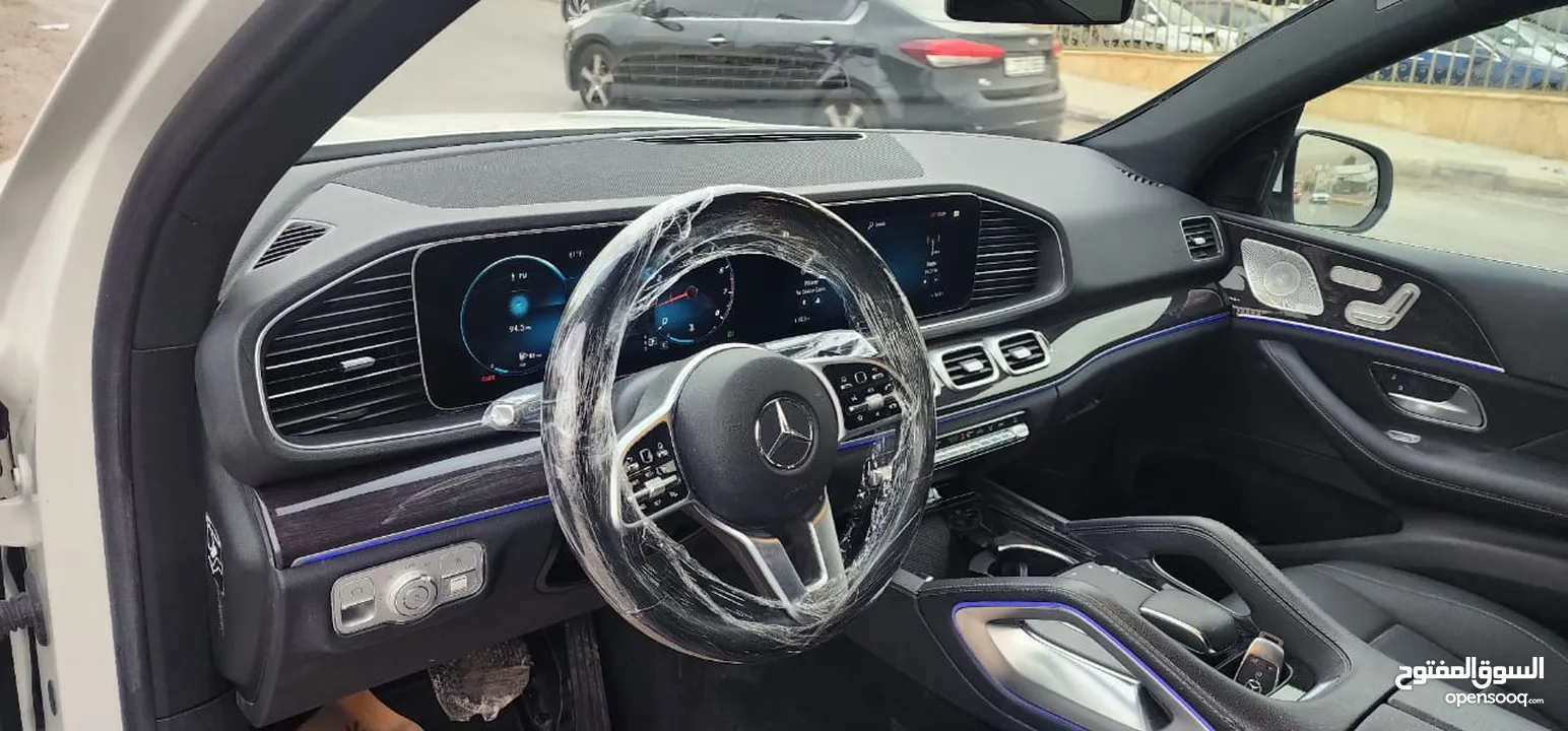 مرسيدس GLE 350- 4 MATIC موديل 2020  دفع رباعي  عاليه الإضافات  غير مجمركه لون ابيض والداخل اسود