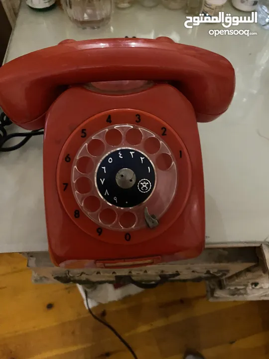 ‏أنتيك تلفون أحمر من 1983 هو أنت وليس للاستخدام في الاتصالات