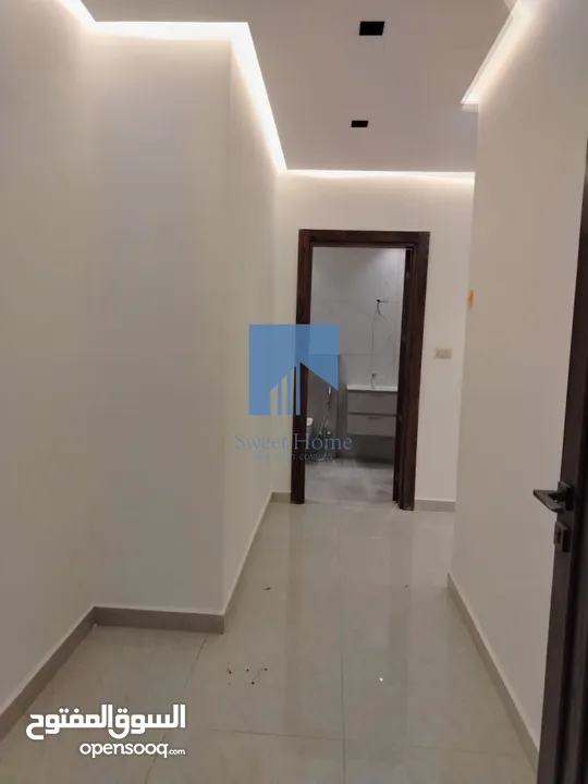 شقة فاخرة للبيع في أم أذينة طابق اول 180م تشطيب سوبر ديلوكس لم تسكن