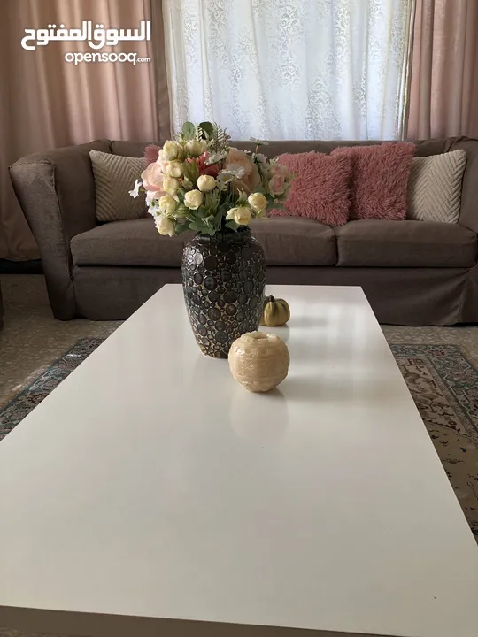 طاولة صالة بالون ابيض و خشبي مع تصميم يناسب جميع الديكورات يمتاز بسهولة التنظيف و يحتوي على خزانتين