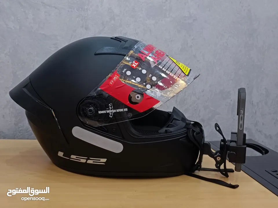 خوذت LS2   حجم XL  الون كاتم  جديده مع مستلزمات 3 اقنعه للوجه مع ستاند للكمره وجوال. وعلاقه للخوذه