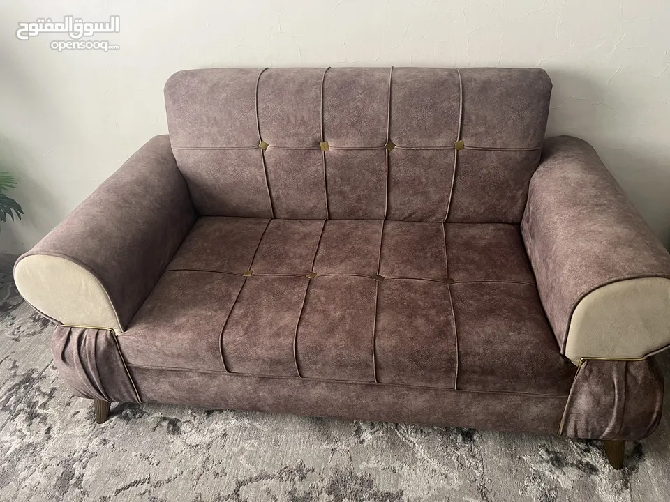 طقم كنب كونر جديد استعمال فتره زمنية قصيرة الكنب في حاله جديد البيع بيسب الرحيل السعر فقط 90موجود جم