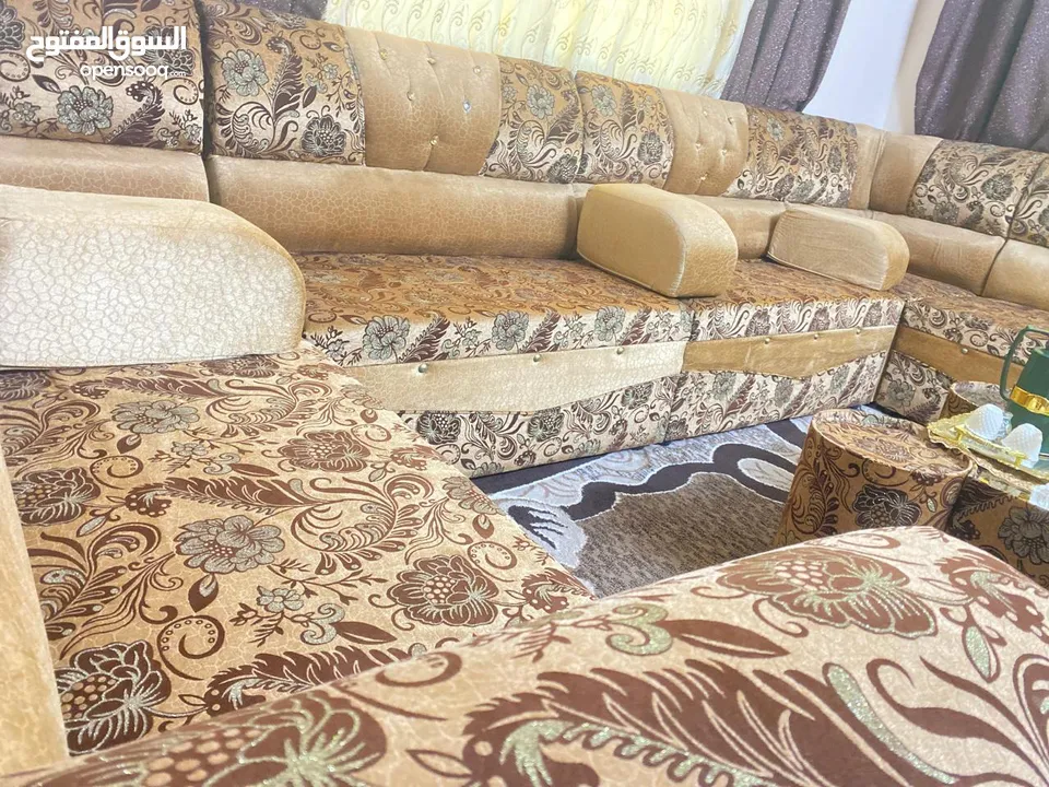مجلس غرفة ضيوف نادر الاستعمال  3.5×3.5 7 مقاعد مجوز و 3 زوايا و اربع مساند مع طاولة و 4 طربيزات