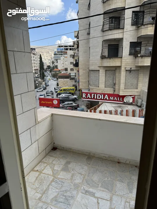 شقه سكنيه غير مفروشه للإيجار السنوي مساحه 200م2 طابق اول متوفر جميع الخدمات حول الشقه