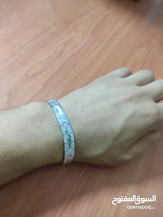 Stainless steel bracelet with starburst engraving. سوار ستانلس ستيل مع نقش متكرر لإنفجار نجمي