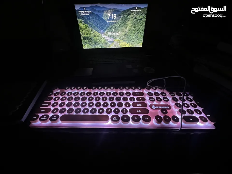 Glowing Pink Typewriter Style Keyboard لوحة مفاتيح ستايل الطابعة الكلاسيكي مضيء اللون وردي راقي جداً