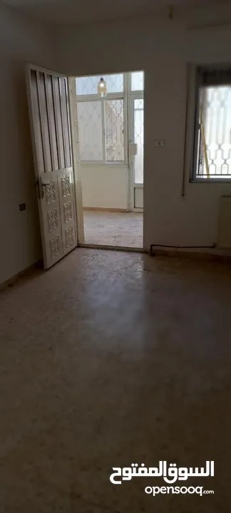 شقة طابق شبه ارضي للبيع بداعي السفر