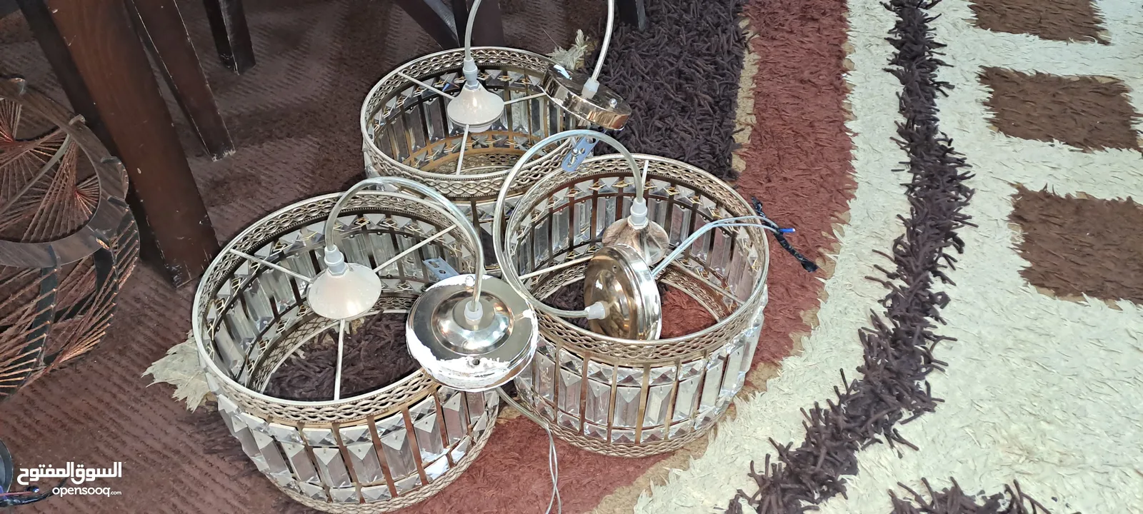 4 ثريات للبيع بحال جيدة جدًا  3 نفس الموديل 1 موديل خشب