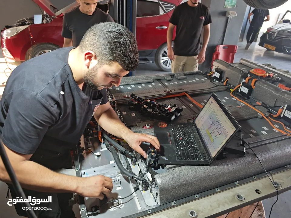 كراج عزالدين ارشيد متخصص في برمجة السيارات الحديثة ومختص في صيانة الهايبرد