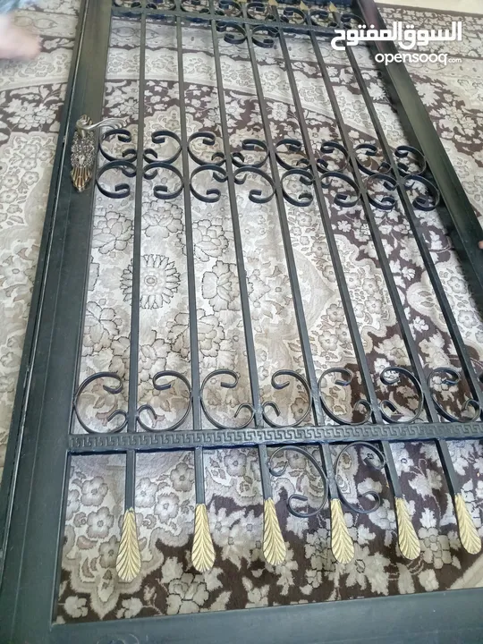 باب حمايه خارجي للمنزل تفصيل بحالة ممتازة جدا حديد صب ثقيل