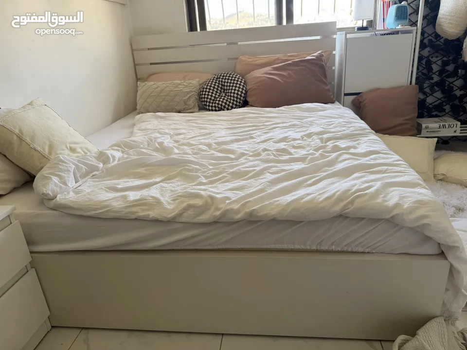 تخت تفصيل للبيع بحاله ممتاز ونظيف خشب ثقيل وقوي وواسع ويعطي منظر جميل للغرفه ومريح