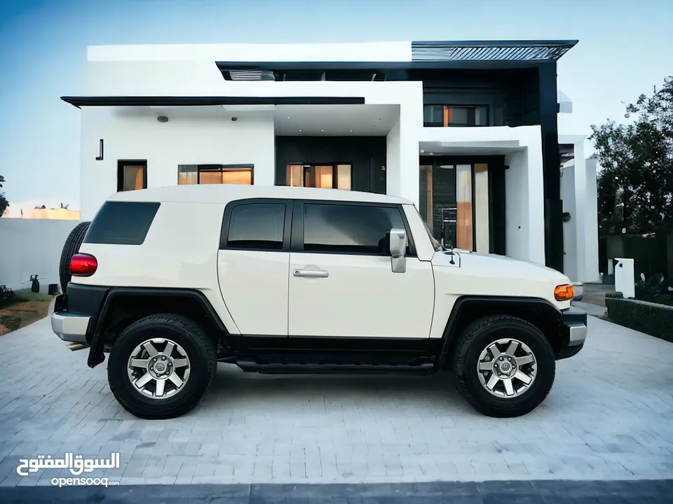 AED 2560 PM  TOYOTA FJ CRUISER GXR  4.0 V6  GCC  LIKE BRAND NEW  AGENCY MAINTAINED  FIRST OWNER