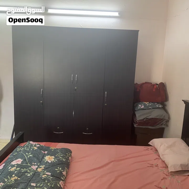 غرفة نوم ( سرير + دولاب ) بحالة ممتازة للبيع استخدام شخص واحد