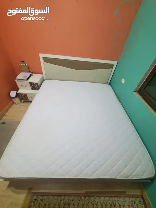 تحت مجوز 200*180 مع فرشة طبية مع 2 كومادينا وتواليت مع جرار وخزانة تحته ومرآة