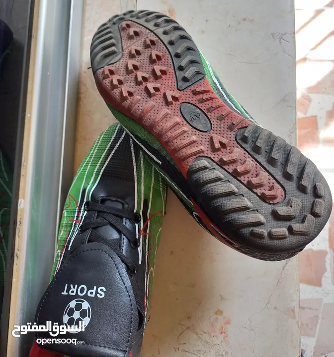 حذاء كرة  قدم  مريح ومميز بسعر حرق