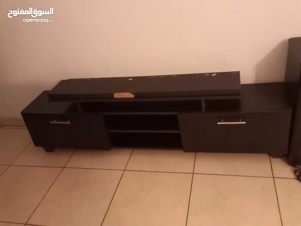 خزانة شاشة مع رف للبيع المستعجل الموقع عمان