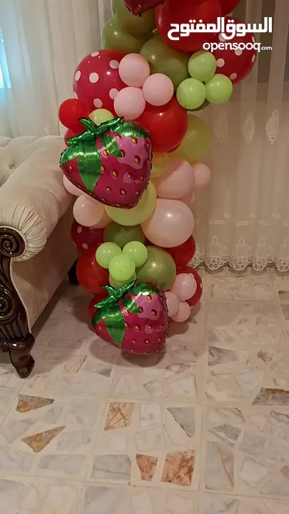 ثيم بلالين فراولة منفوخ جاهز راكب