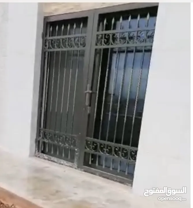 شبك حماية حديد خارجي قياس 200x220 مترين ب مترين بيفتح ع شكل باب مع زرفيل قفل