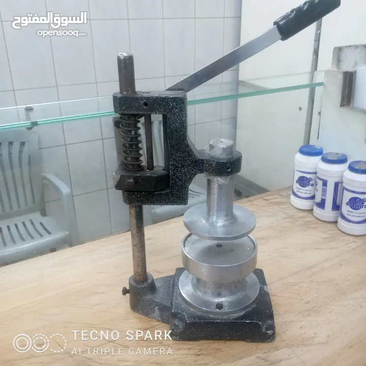 مكبس برغر قرص كبير للدجاج واللحمة بحالة ممتازة جدا مستعمل بحال لجديد