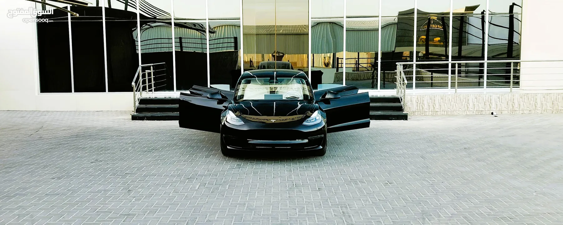 تيسلا 2023 model 3 فحص كامل اوتوسكور لون اسود ملوكي داخلي ابيض بحالة الوكالة للبيع بسعر لقطة ومحرووق