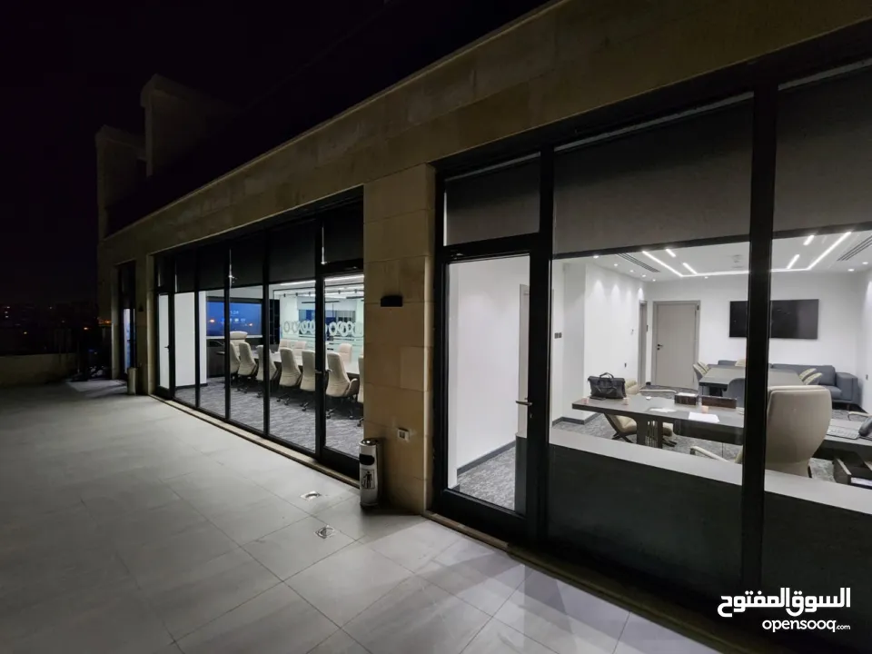 مكتب تجاري فخم للبيع أو الإيجار
