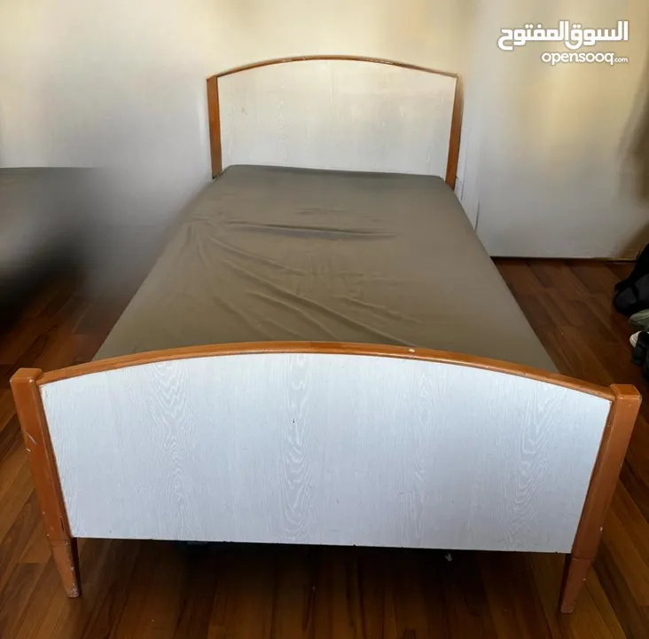 تخت خشب زان بحاله جيده مع فرشه