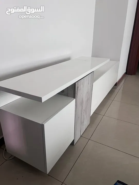 طاولة تلفزيون لامنيت بحالة الجديد لون ابيض مع وحدات تخزين من ميداس لأثاث بحالة ممتازة وجديدة
