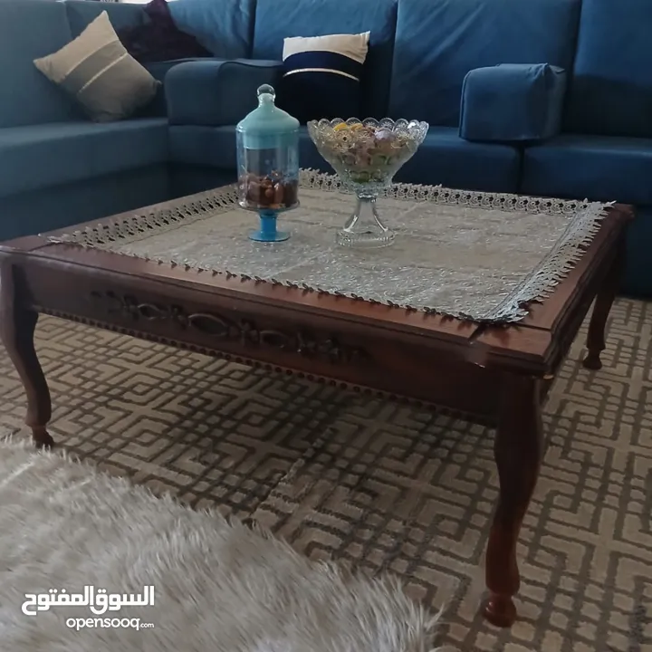 طاولة وسط مع طاولتين جانبيات